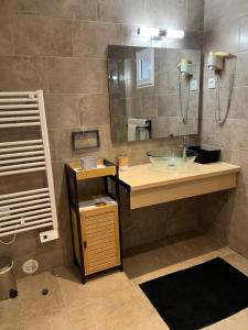 W łazience znajduje się umywalka i lustro. w obiekcie Residence Appartement w mieście Porto Ota