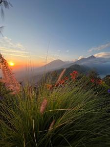 a view of the sunset from the top of a mountain at Bali Sunrise Cabin in Bangli