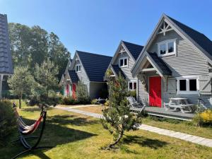 a row of houses with a red door at fajnemorze - Domy Szwedzkie in Dębina-Ustka