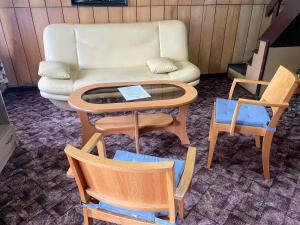 a living room with a couch and two chairs at Ośrodek Wypoczynkowy U Dobrego Ducha in Niedzica Zamek