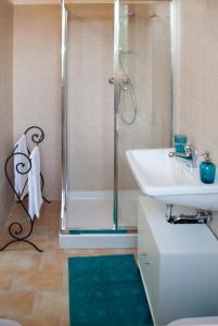 a bathroom with a shower and a sink at Casa Dèlfico Ristoro in famiglia in Teramo