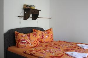 ein Bett mit zwei Kissen darüber in der Unterkunft Ferienhaus "Am Papststein" in Kurort Gohrisch