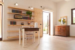 - une cuisine avec une table et des chaises dans la chambre dans l'établissement Casa Dèlfico Ristoro in famiglia, à Teramo
