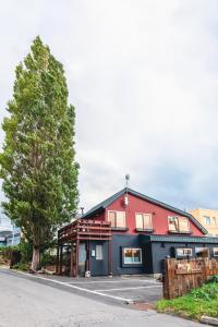 un edificio rojo y azul con un árbol delante de él en Populus-club Otaru - Vacation STAY 91869v, en Otaru