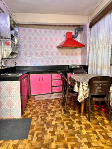 Kuchyň nebo kuchyňský kout v ubytování Sai Darshan Homestay
