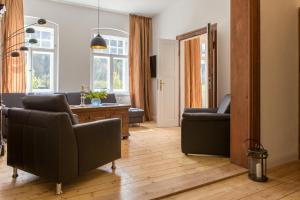 een woonkamer met 2 stoelen en een tafel bij Villa Elbufer in Bad Schandau