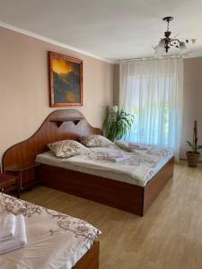 A bed or beds in a room at Hotel Zoloti Vorota