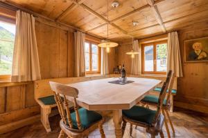 Un comedor con mesa y sillas de madera. en Haus Victoria, en Schruns