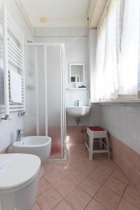 y baño con aseo, lavabo y ducha. en Hotel Moranna, en Lido di Camaiore