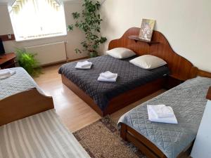 - une chambre avec 2 lits et des serviettes dans l'établissement Hotel Zoloti Vorota, à Lalovo