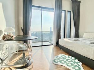 Postel nebo postele na pokoji v ubytování Beacon Executive Suites #Modern Chic #SkyPool #Georgetown #5pax #2BR 2bath #2Queen 1Single #Quality well maintained #Private host