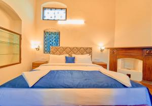 Voodi või voodid majutusasutuse Vintage Inglenook Premium Heritage Bungalow Ooty by VOYE HOMES toas +97 fotot