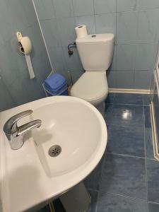 y baño con lavabo blanco y aseo. en Hotel Zoloti Vorota, en Lalovo