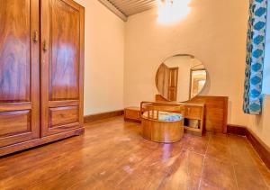 Χώρος καθιστικού στο Vintage Inglenook Premium Ooty Bungalow by VOYE HOMES +97 φωτογραφίες