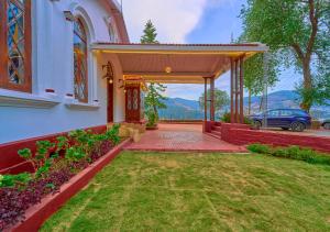 Aed väljaspool majutusasutust Vintage Inglenook Premium Heritage Bungalow Ooty by VOYE HOMES