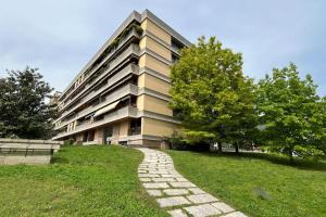 Tòa nhà nơi căn hộ tọa lạc