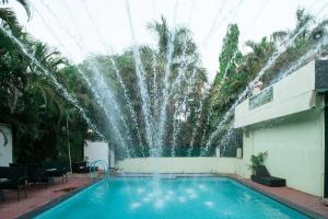een zwembad met een fontein in het midden bij Shankars Motel The Royal Regalia, Bhopal in Phanda