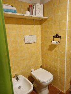 un piccolo bagno con servizi igienici e lavandino di Il Piccolo Borgo a Montalto di Castro