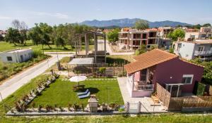 - une vue aérienne sur une maison avec un jardin dans l'établissement Villa Kalliope, à Keramoti