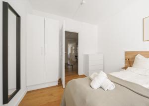 オーフスにあるCosy 1-BR apartment in a quiet residential area - 229のベッドと鏡のある白い寝室