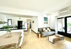 uma sala de estar com um sofá e uma mesa em Sea La Vie - Holiday Home em Albion