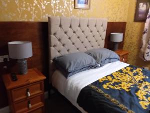 sypialnia z dużym łóżkiem z 2 lampkami na stolikach nocnych w obiekcie IVY- Braveheart Guest House w Edynburgu