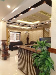 eine Lobby mit einem Wohnzimmer mit Pflanzen in der Unterkunft Rehan Hotel in Quetta
