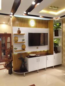 salon z telewizorem z płaskim ekranem na ścianie w obiekcie Rehan Hotel w Kwecie