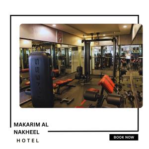 un gimnasio con una gran sala con muchas máquinas en Makarim Palm Hotel, en Rabigh
