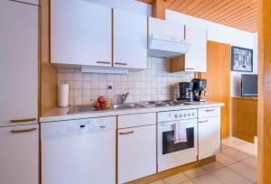 Kuchyňa alebo kuchynka v ubytovaní Apartment Rotbühlspitze + 37 fotografií