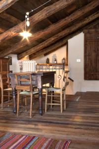 普拉傑拉托的住宿－Baita del Plan，一间带木桌和椅子的用餐室