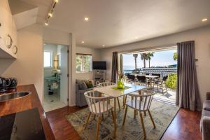 uma cozinha e sala de estar com mesa e cadeiras em 2 bdrm,2 level Cottage, Kayaks, SKY TV, Wifi(Car?) em Palm Beach