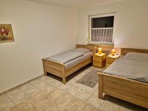 Un dormitorio con dos camas y un televisor. en TBM-Haus, en Homburg