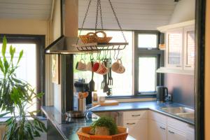 Кухня или мини-кухня в Gastenverblijf in Boerderij in Oost-Groningen
 +24 фотографии
