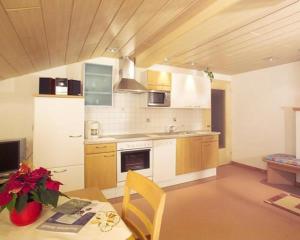 eine Küche mit einem Tisch und einem Esszimmer in der Unterkunft Appartements Platzis in Schruns-Tschagguns