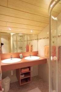 ein Bad mit 2 Waschbecken und einer Dusche in der Unterkunft Appartements Platzis in Schruns-Tschagguns