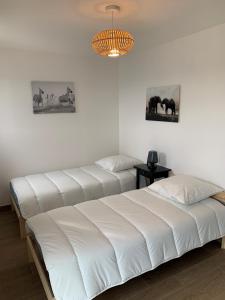 Ένα ή περισσότερα κρεβάτια σε δωμάτιο στο Maison proche du circuit des 24H