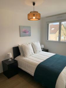 Ένα ή περισσότερα κρεβάτια σε δωμάτιο στο Maison proche du circuit des 24H