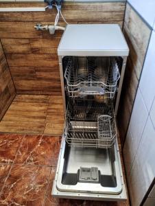 un lavavajillas vacío con la puerta abierta en una cocina en Apartament Kacperek, Willowa 4A - 2 sypialnie, salon - dla rodzinny 4-5 os, samo centrum en Szczyrk