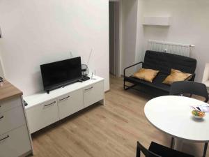 TV a/nebo společenská místnost v ubytování Mezonet - Postovska Centr Apartments
