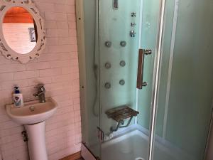 W łazience znajduje się prysznic i umywalka. w obiekcie Gana's Guest House and Tours w Ułan Bator