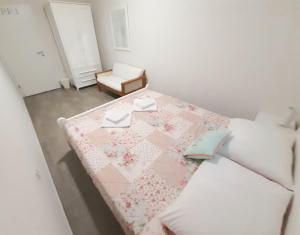 een slaapkamer met een bed met een quilt bij Pension Alba in Podstrana