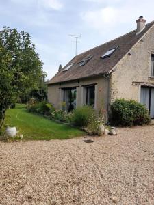 a house with a gravel driveway in front of it at La Closerie gîte de charme près de Giverny in Hardencourt-Cocherel