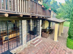 un patio al aire libre con balcón y banco en Casa Rural Can Mananna Lloguer íntegre, en Sant Feliu de Buixalleu