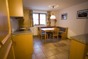 Kuchyň nebo kuchyňský kout v ubytování Gasthaus Muntafuner Stöbli