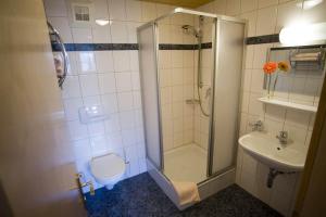 Koupelna v ubytování Gasthaus Muntafuner Stöbli