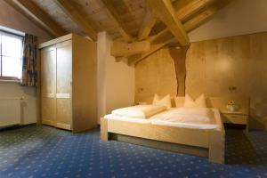 1 dormitorio con 1 cama grande en una habitación en Gasthaus Muntafuner Stöbli, en Gortipohl