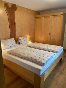 Postel nebo postele na pokoji v ubytování Gasthaus Muntafuner Stöbli
