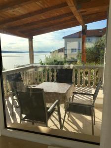 a patio with a table and chairs on a balcony at Neve in Kali