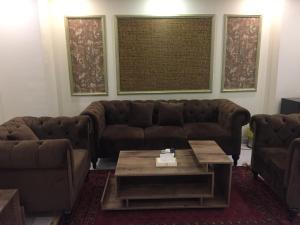Χώρος καθιστικού στο C Suites